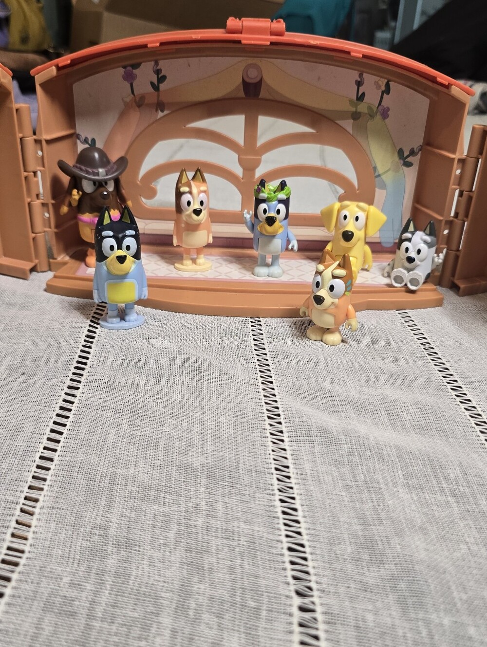 Bluey School Friends  Calypso's School Playset, 2.5-3" Posable Whit 7 Figures - Picture 8 of 13